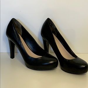 Black leather pump